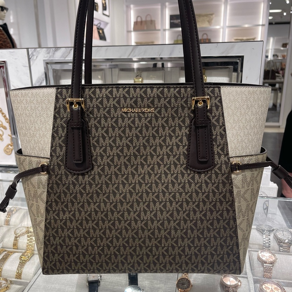 MICHAEL KORS Voyager Lg Color-Block Metallic Signature Logo EW Tote 
Brown 
NWT - Picture 16 of 16